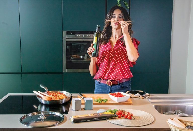 “IN CUCINA CON LA CUCINOTTA” LE STAGIONI D’ITALIA INSIEME A MARIA GRAZIA CUCINOTTA IN UNA SIMPATICA MINI-SERIE WEB ALL’ INSEGNA DEL BUON CIBO CREATIVITÀ E SVILUPPO ARMANDO TESTA DI TORINO